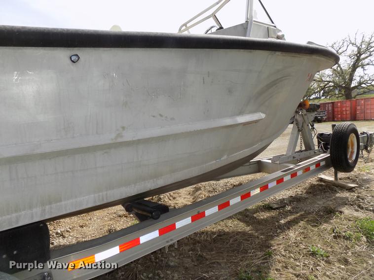 image for item DZ9682 2004 Seamark Kenosha boat