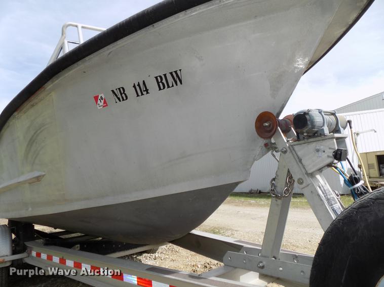 image for item DZ9682 2004 Seamark Kenosha boat