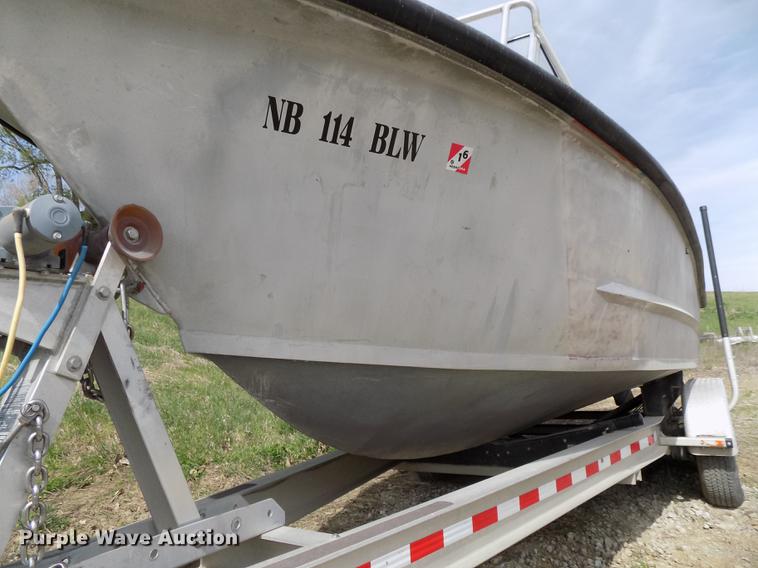 image for item DZ9682 2004 Seamark Kenosha boat