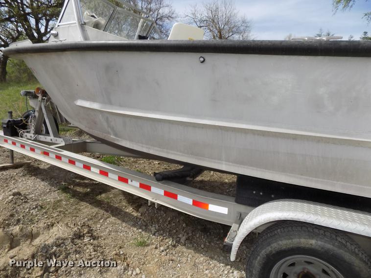 image for item DZ9682 2004 Seamark Kenosha boat