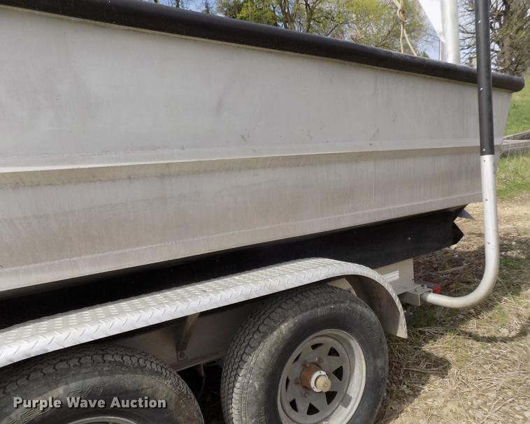 image for item DZ9682 2004 Seamark Kenosha boat