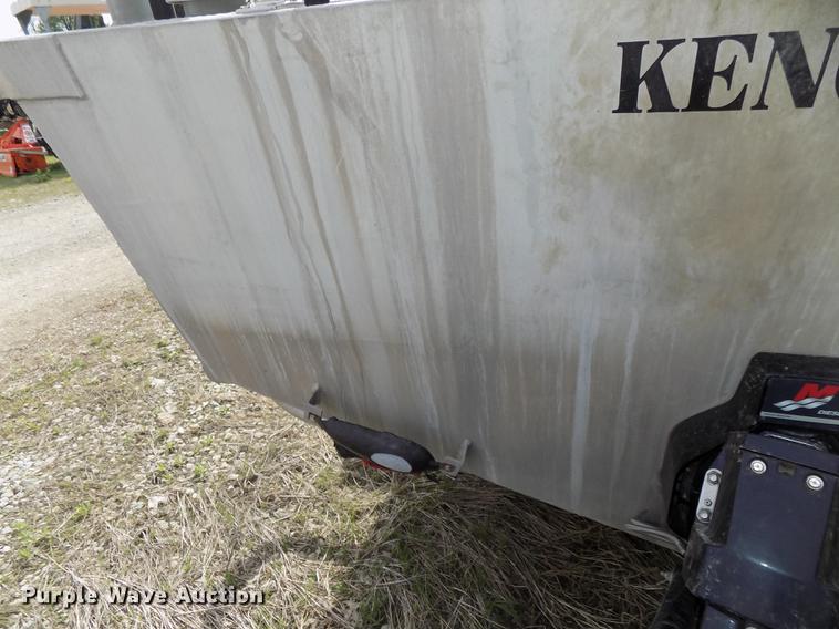 image for item DZ9682 2004 Seamark Kenosha boat