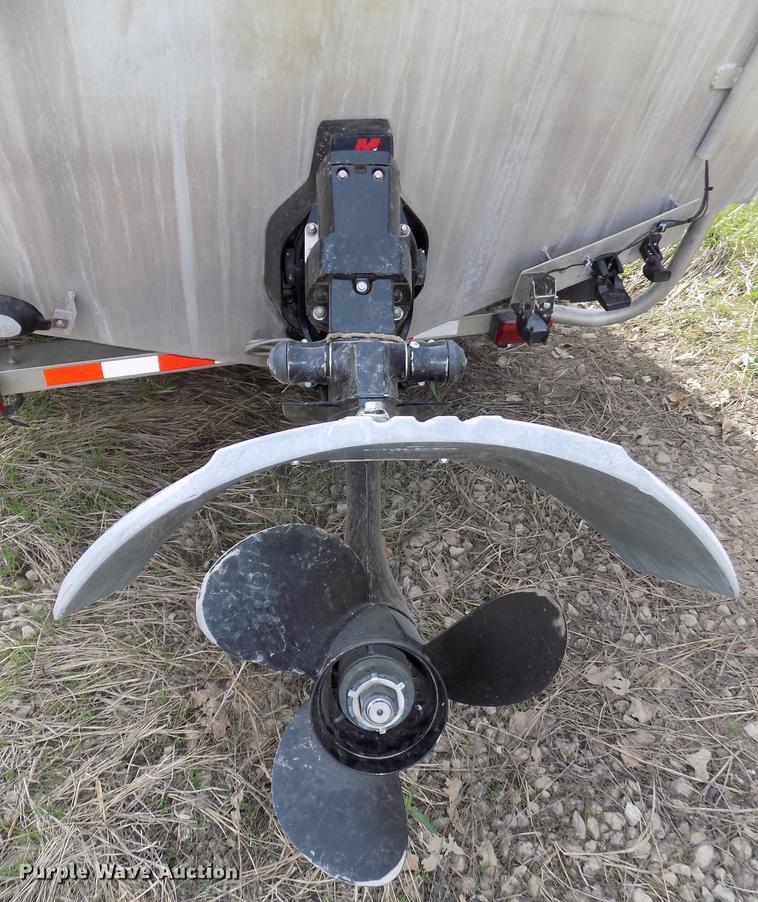 image for item DZ9682 2004 Seamark Kenosha boat