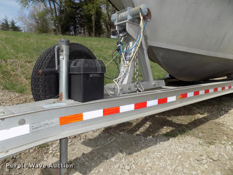 image for item DZ9682 2004 Seamark Kenosha boat