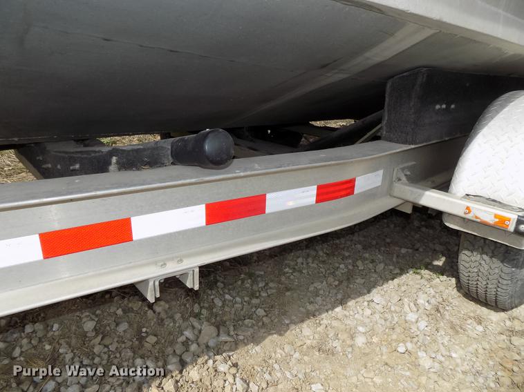 image for item DZ9682 2004 Seamark Kenosha boat