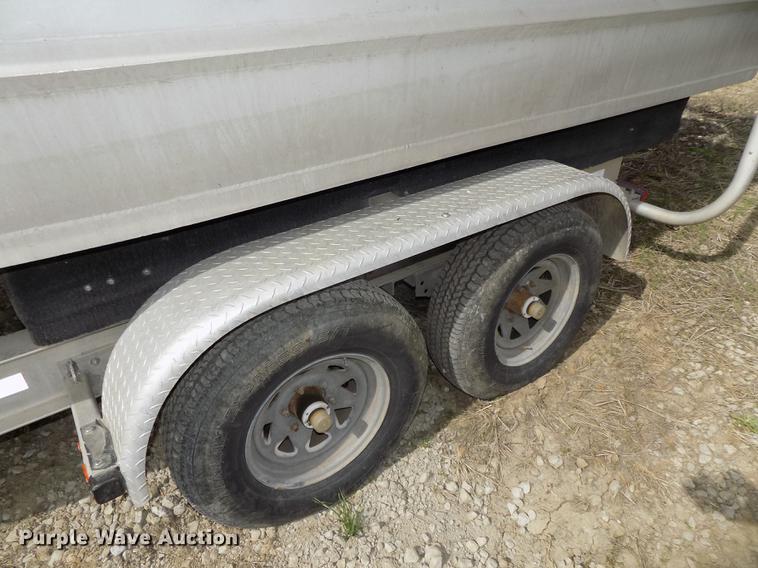 image for item DZ9682 2004 Seamark Kenosha boat