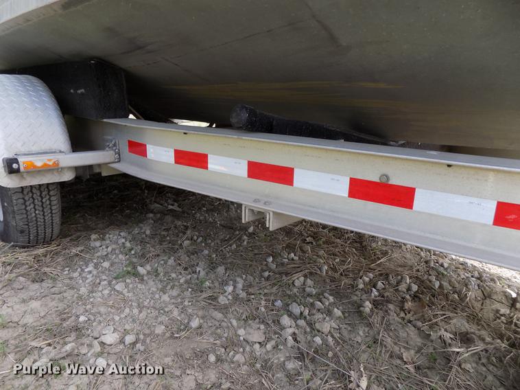 image for item DZ9682 2004 Seamark Kenosha boat