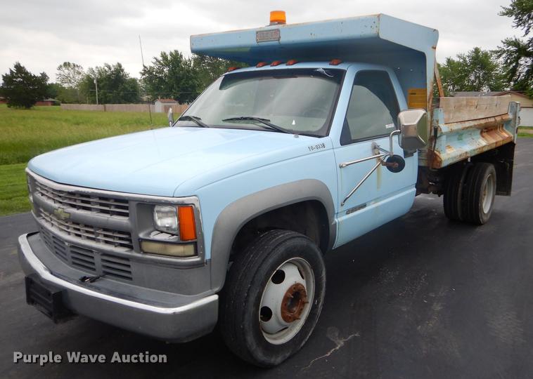 image for item ED9272 2002 Chevrolet Silverado 3500 dump bed pickup truck