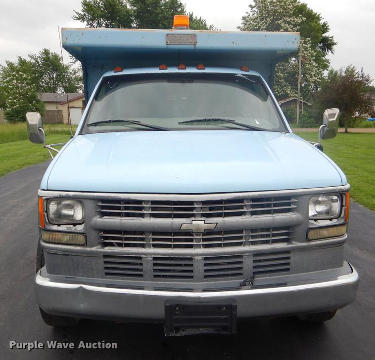 image for item ED9272 2002 Chevrolet Silverado 3500 dump bed pickup truck