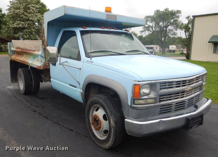 image for item ED9272 2002 Chevrolet Silverado 3500 dump bed pickup truck