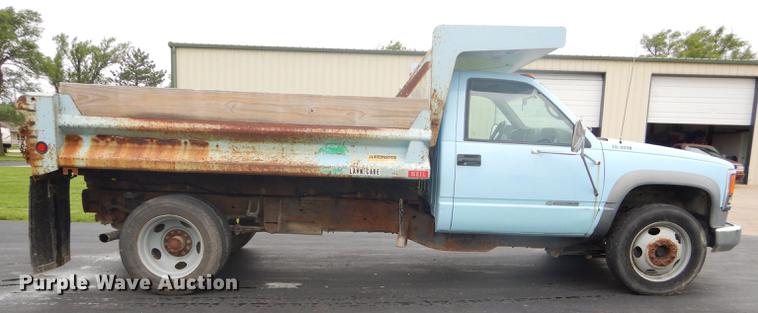 image for item ED9272 2002 Chevrolet Silverado 3500 dump bed pickup truck