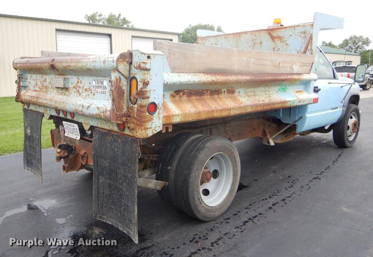 image for item ED9272 2002 Chevrolet Silverado 3500 dump bed pickup truck