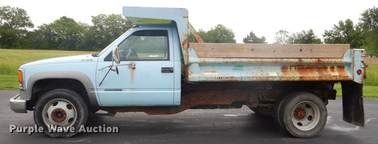 image for item ED9272 2002 Chevrolet Silverado 3500 dump bed pickup truck