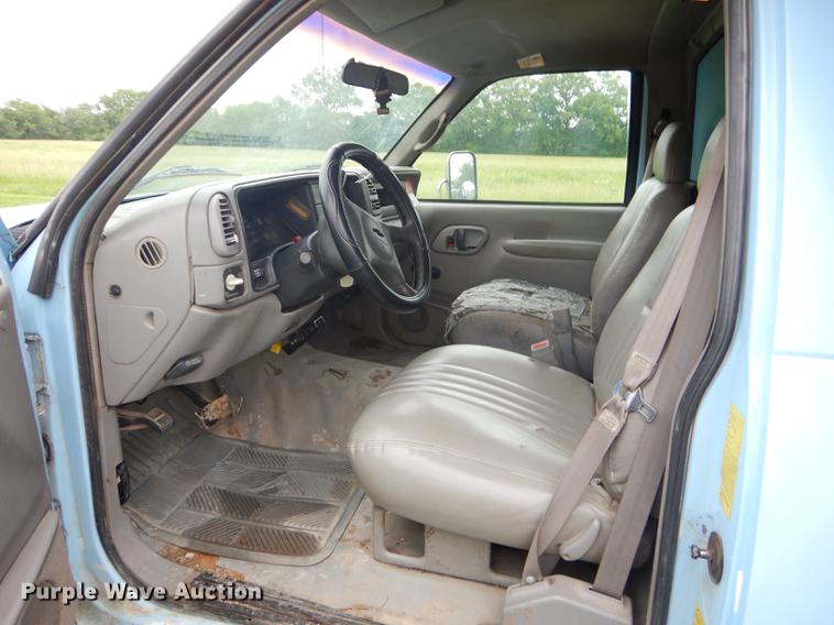 image for item ED9272 2002 Chevrolet Silverado 3500 dump bed pickup truck