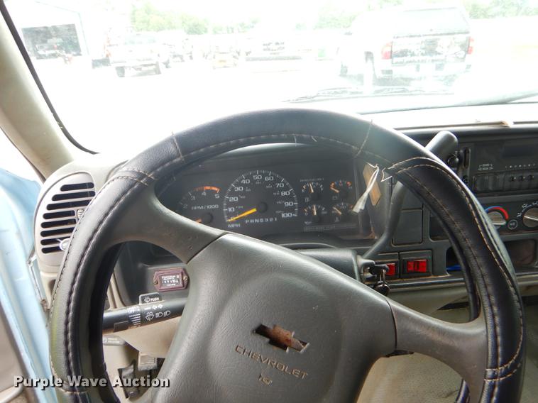 image for item ED9272 2002 Chevrolet Silverado 3500 dump bed pickup truck