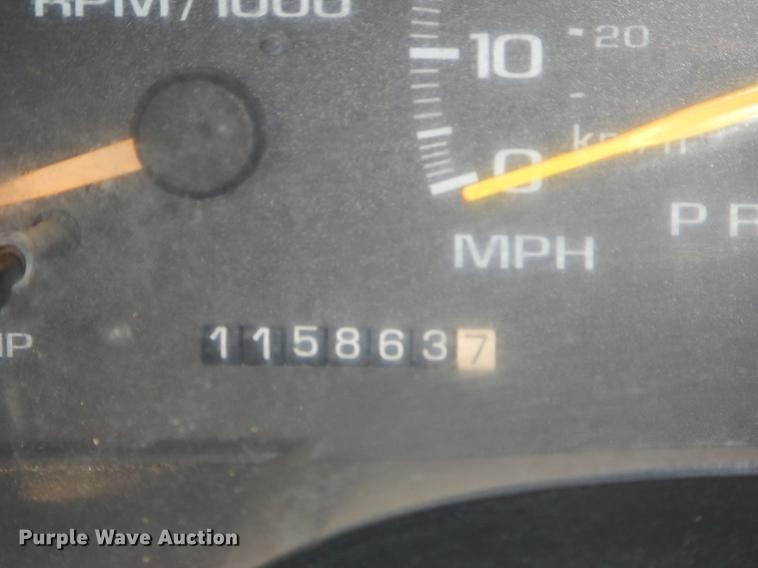 image for item ED9272 2002 Chevrolet Silverado 3500 dump bed pickup truck