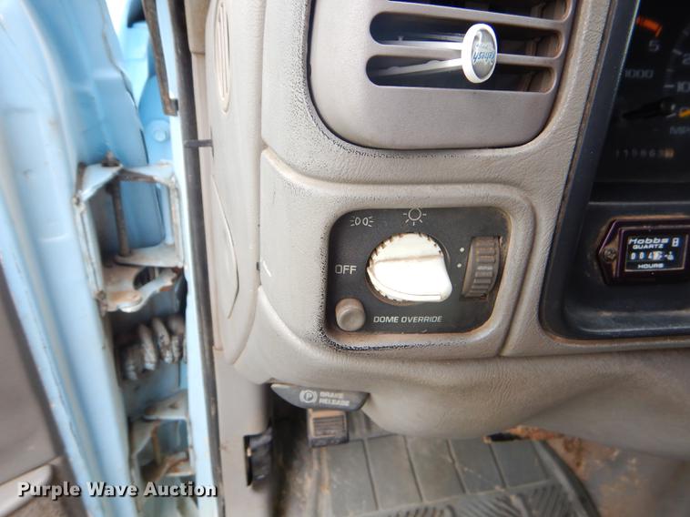 image for item ED9272 2002 Chevrolet Silverado 3500 dump bed pickup truck