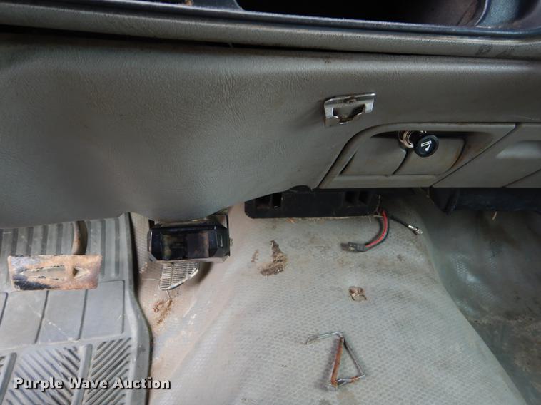 image for item ED9272 2002 Chevrolet Silverado 3500 dump bed pickup truck