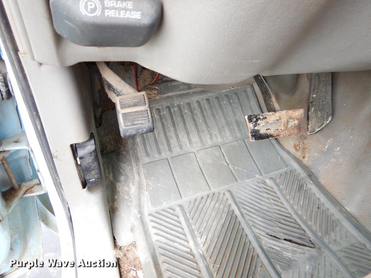 image for item ED9272 2002 Chevrolet Silverado 3500 dump bed pickup truck