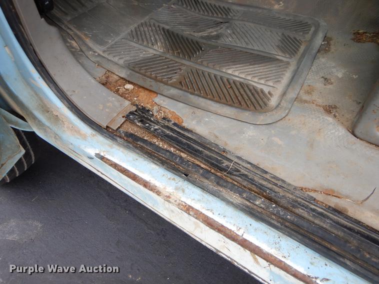 image for item ED9272 2002 Chevrolet Silverado 3500 dump bed pickup truck