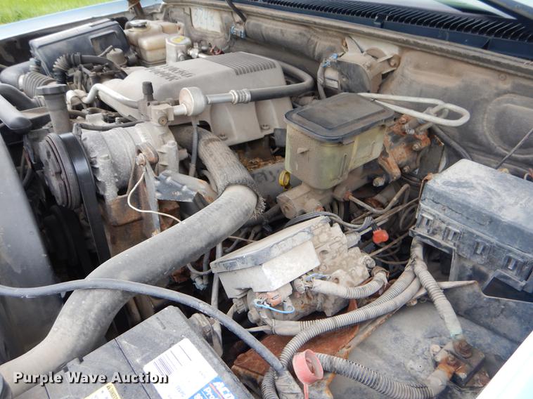 image for item ED9272 2002 Chevrolet Silverado 3500 dump bed pickup truck