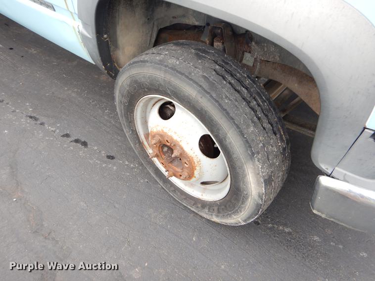 image for item ED9272 2002 Chevrolet Silverado 3500 dump bed pickup truck