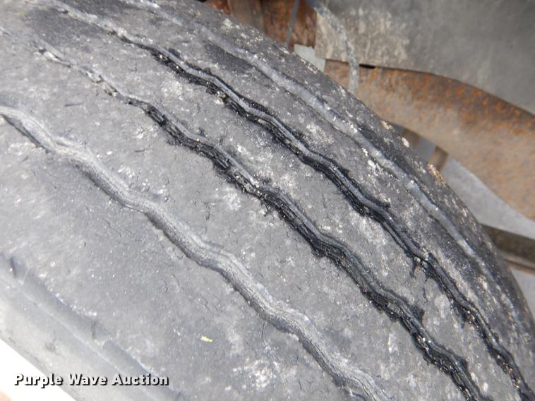 image for item ED9272 2002 Chevrolet Silverado 3500 dump bed pickup truck