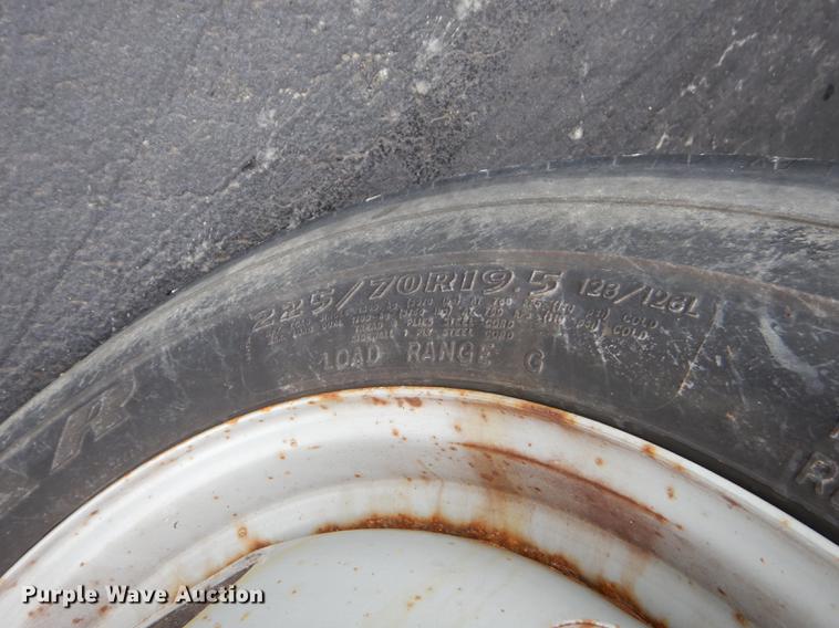 image for item ED9272 2002 Chevrolet Silverado 3500 dump bed pickup truck