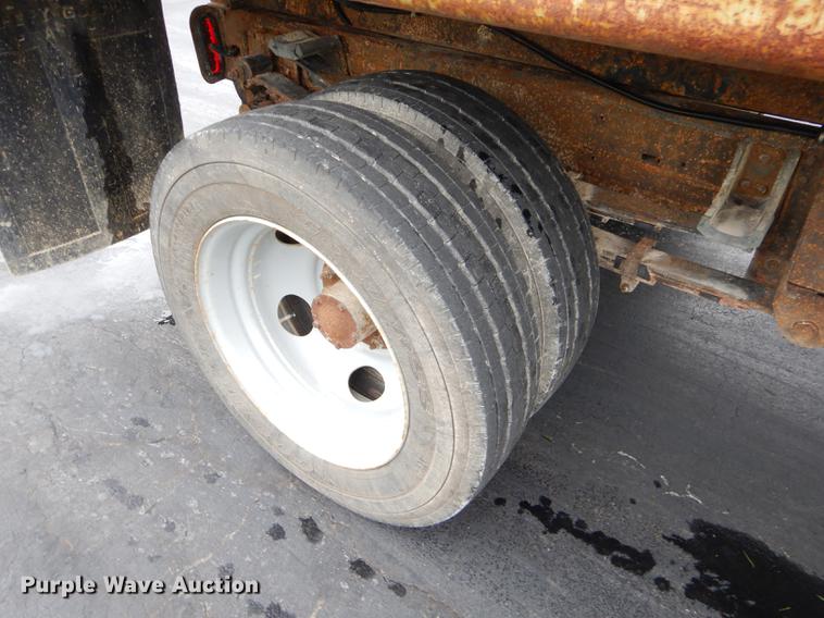 image for item ED9272 2002 Chevrolet Silverado 3500 dump bed pickup truck