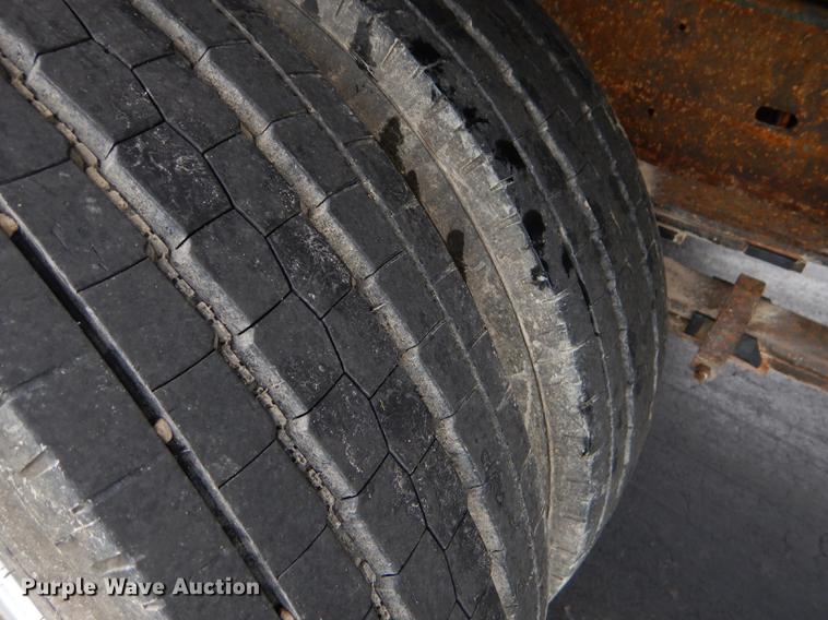 image for item ED9272 2002 Chevrolet Silverado 3500 dump bed pickup truck