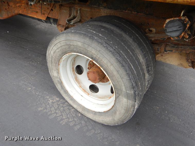 image for item ED9272 2002 Chevrolet Silverado 3500 dump bed pickup truck