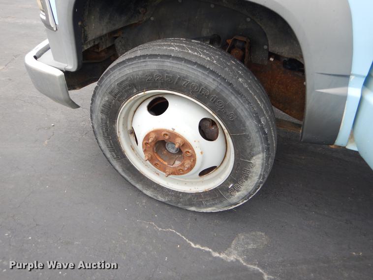 image for item ED9272 2002 Chevrolet Silverado 3500 dump bed pickup truck