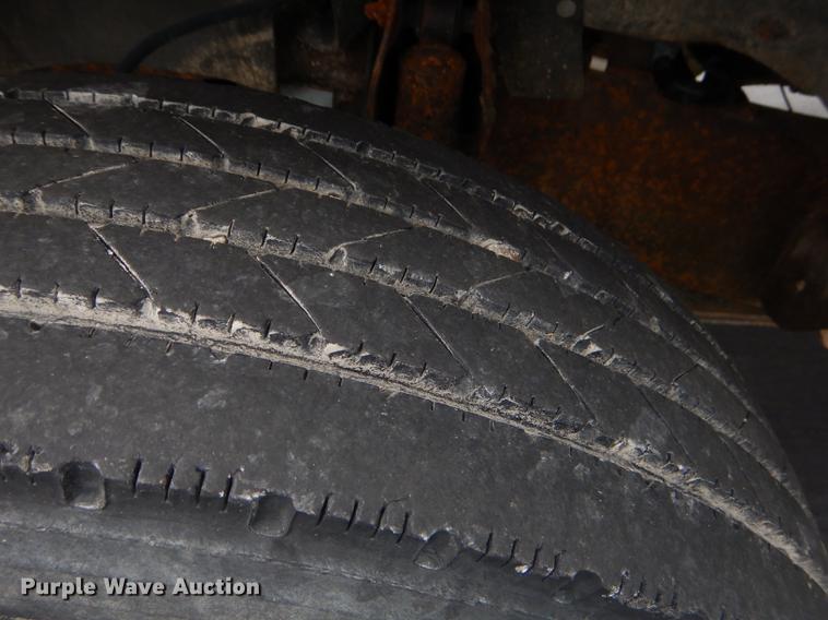 image for item ED9272 2002 Chevrolet Silverado 3500 dump bed pickup truck