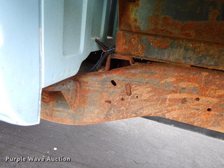 image for item ED9272 2002 Chevrolet Silverado 3500 dump bed pickup truck