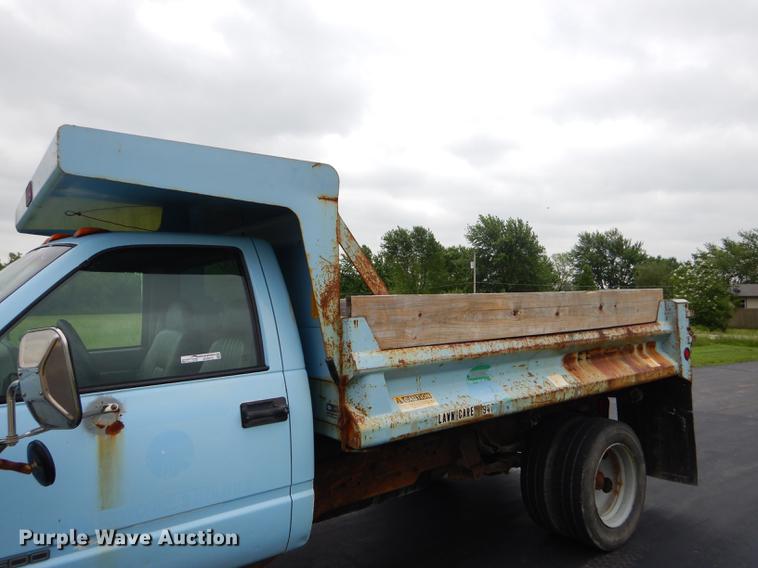 image for item ED9272 2002 Chevrolet Silverado 3500 dump bed pickup truck