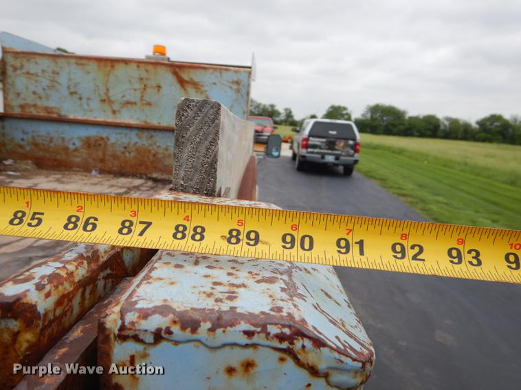 image for item ED9272 2002 Chevrolet Silverado 3500 dump bed pickup truck