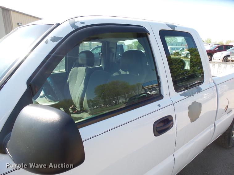 image for item EF9527 2002 Chevrolet Silverado 1500 Ext. Cab pickup truck