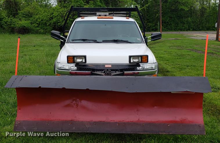 image for item EN9931 2001 Chevrolet Silverado 3500 dump bed pickup truck