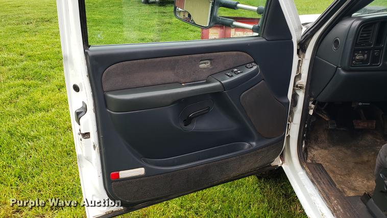 image for item EN9931 2001 Chevrolet Silverado 3500 dump bed pickup truck
