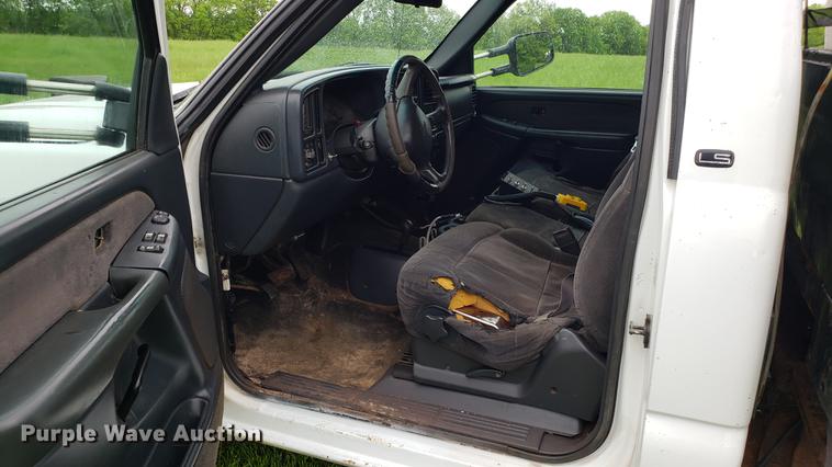 image for item EN9931 2001 Chevrolet Silverado 3500 dump bed pickup truck