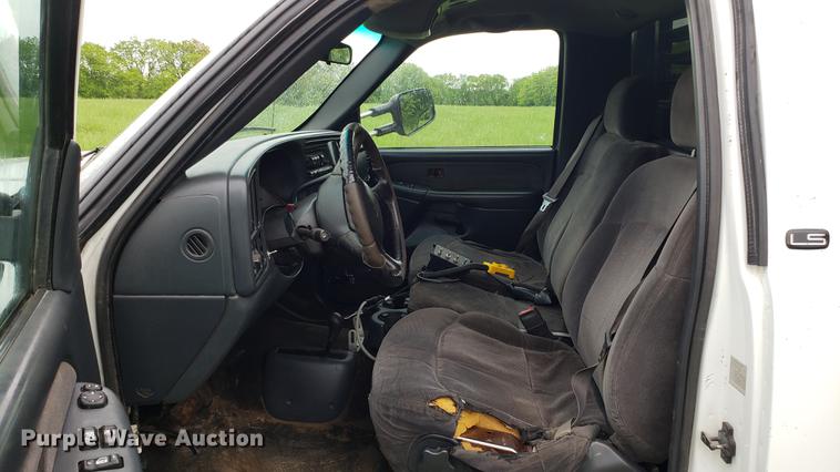 image for item EN9931 2001 Chevrolet Silverado 3500 dump bed pickup truck