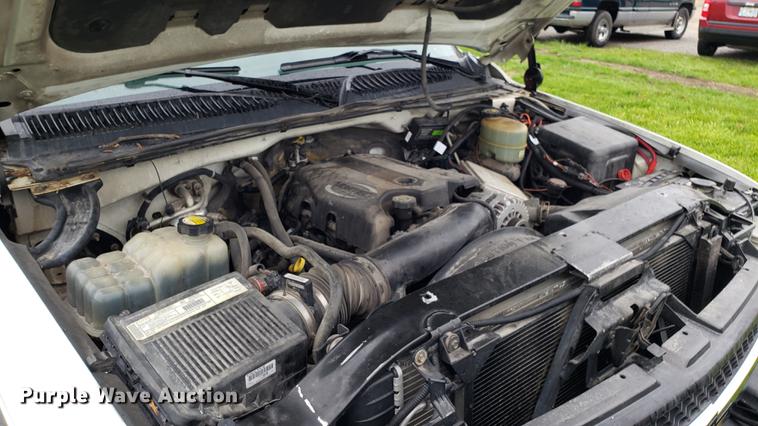 image for item EN9931 2001 Chevrolet Silverado 3500 dump bed pickup truck