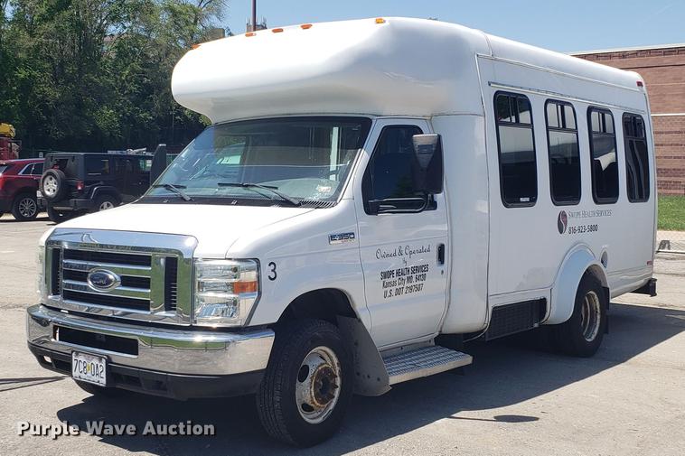 image for item EN9989 2008 Ford E350 Super Duty shuttle bus