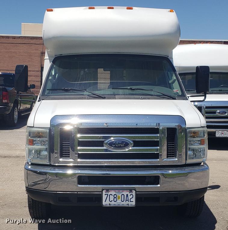 image for item EN9989 2008 Ford E350 Super Duty shuttle bus