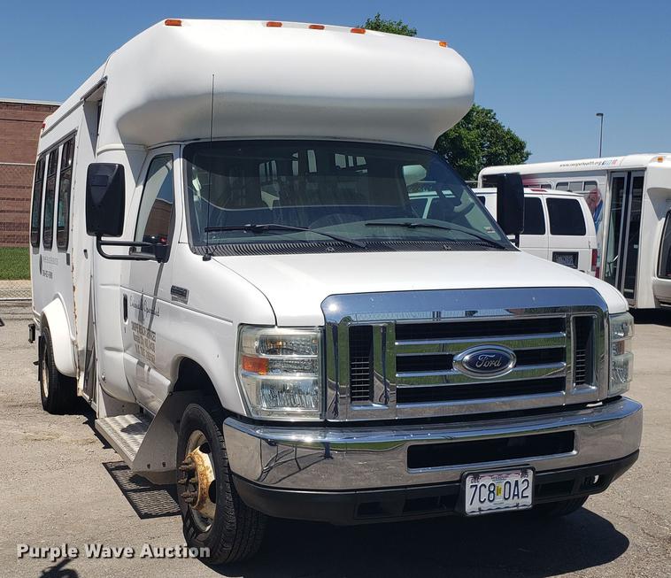 image for item EN9989 2008 Ford E350 Super Duty shuttle bus