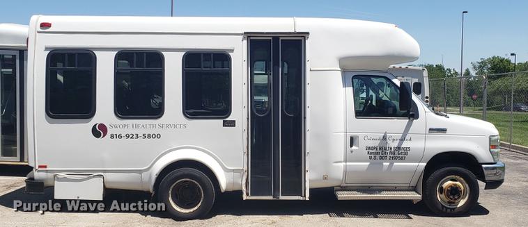 image for item EN9989 2008 Ford E350 Super Duty shuttle bus