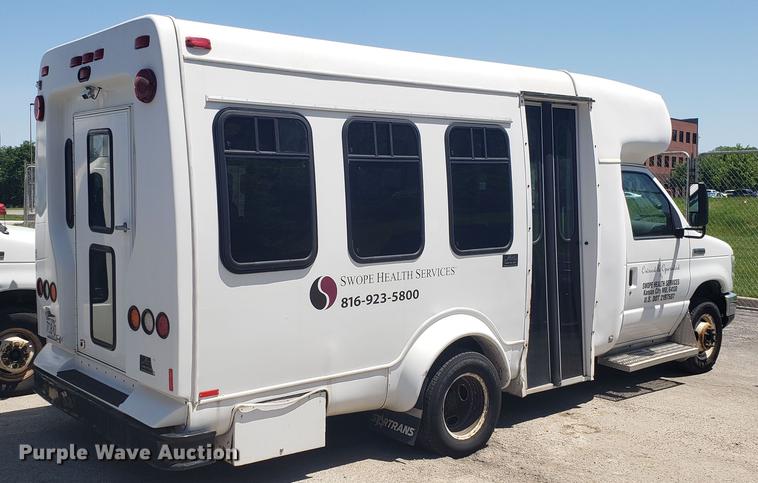 image for item EN9989 2008 Ford E350 Super Duty shuttle bus