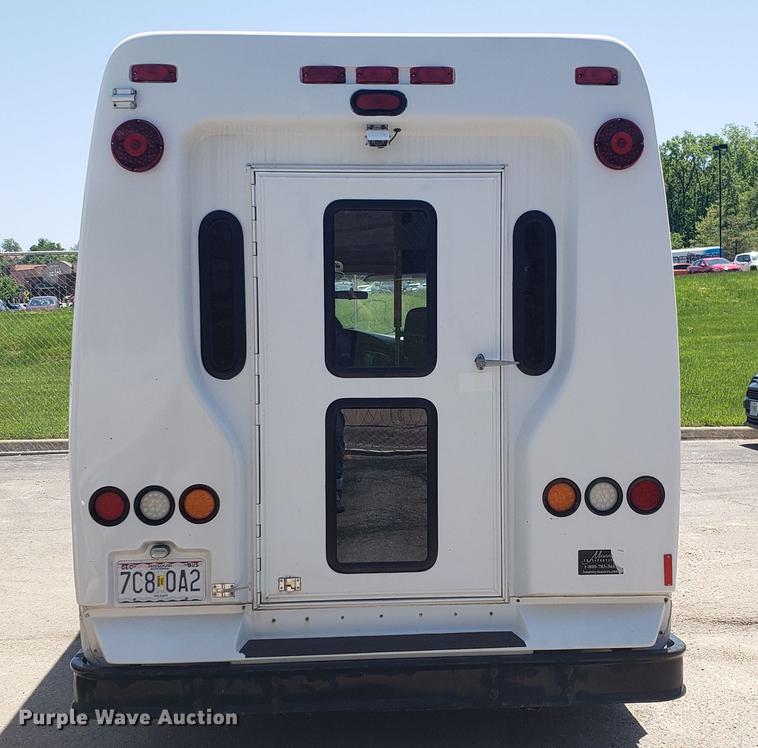 image for item EN9989 2008 Ford E350 Super Duty shuttle bus