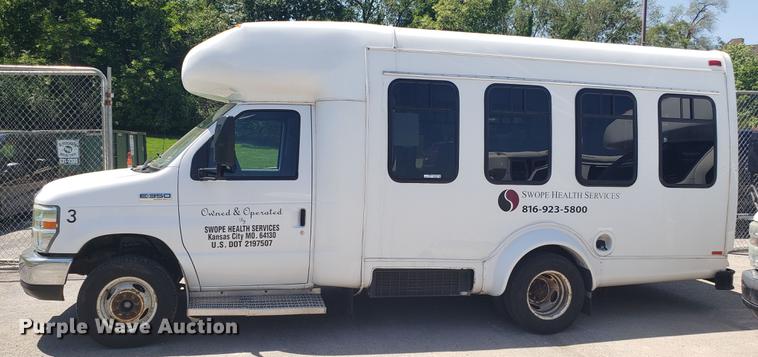 image for item EN9989 2008 Ford E350 Super Duty shuttle bus
