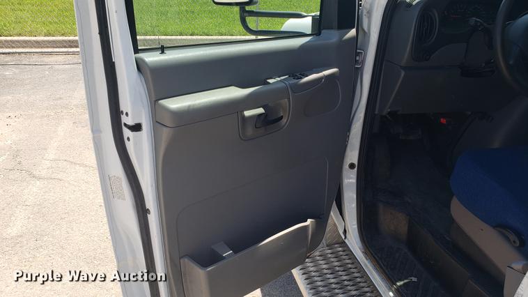image for item EN9989 2008 Ford E350 Super Duty shuttle bus